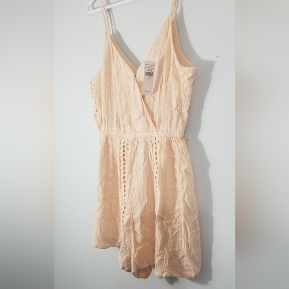 American Eagle NWT Romper. V-Neck w/ Hook for Extra Coverage. Lined. Size XS. - Picture 2 of 9